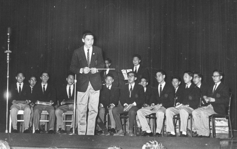 譚天銘指揮口琴隊在一九五九年參加全港學界音樂節之口琴隊合奏比賽獲得冠軍殊榮後於頒獎禮表演