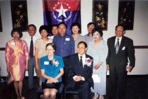 1998年諾貝爾獎得主崔琦學長（1957輝社）與夫人 Linda蒞臨侯士頓參加同學會為其舉行之慶祝餐會後與部份同學合照