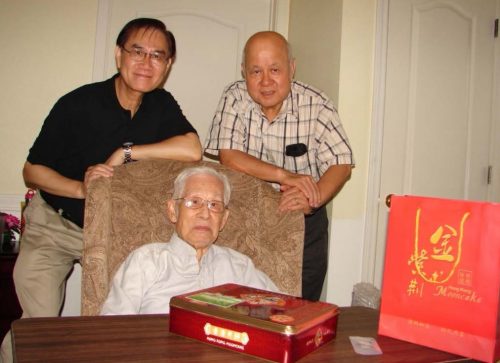 2013 年中秋節，馮奇彬及許國華往訪年護老中心之鄧善溥學長（1938 融社）